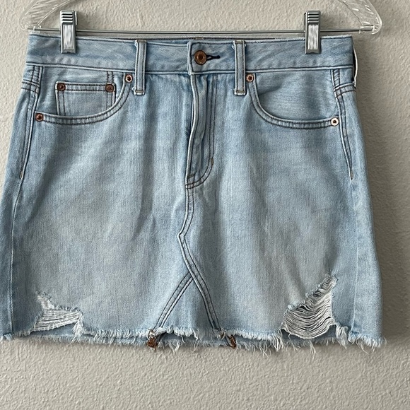 AMERICAN EAGLE Light Wash Distressed Blue Denim Mini Skirt Size 4 - Picture 6 of 8